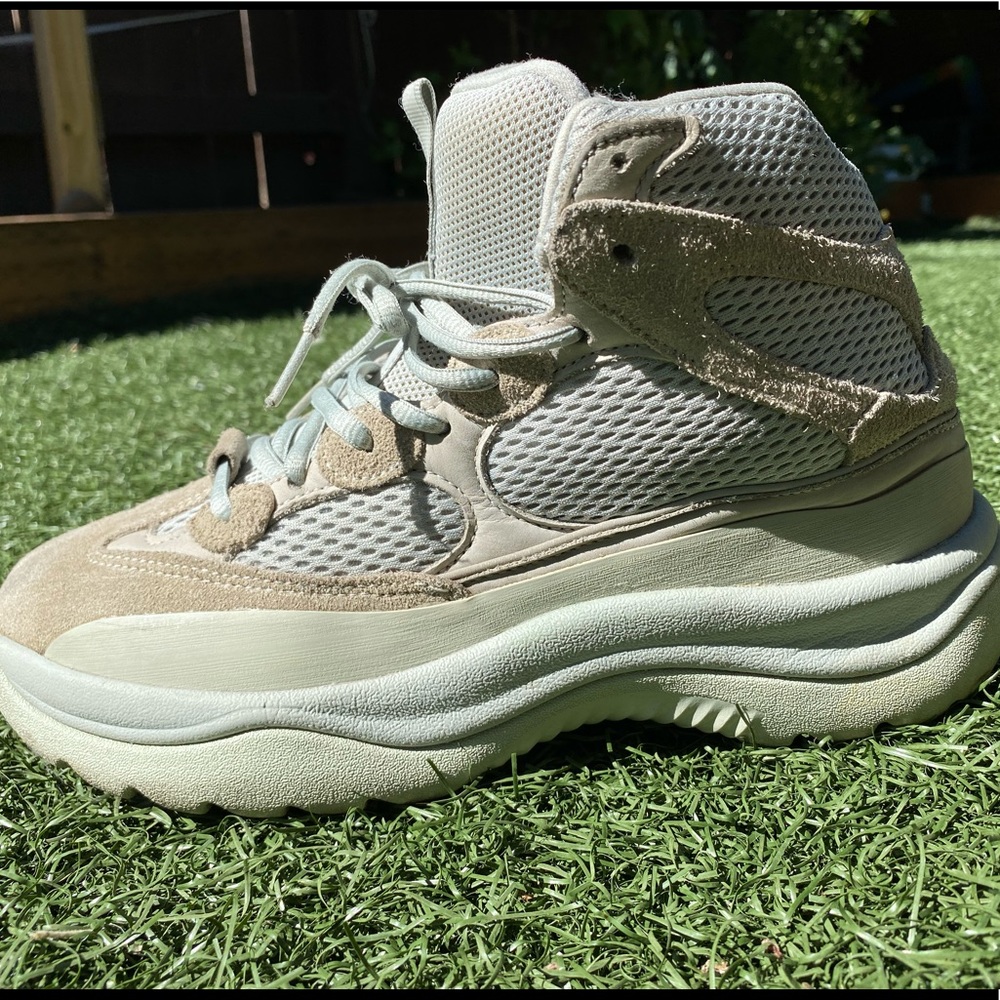 Yeezy Desert Salt Size 9.5
